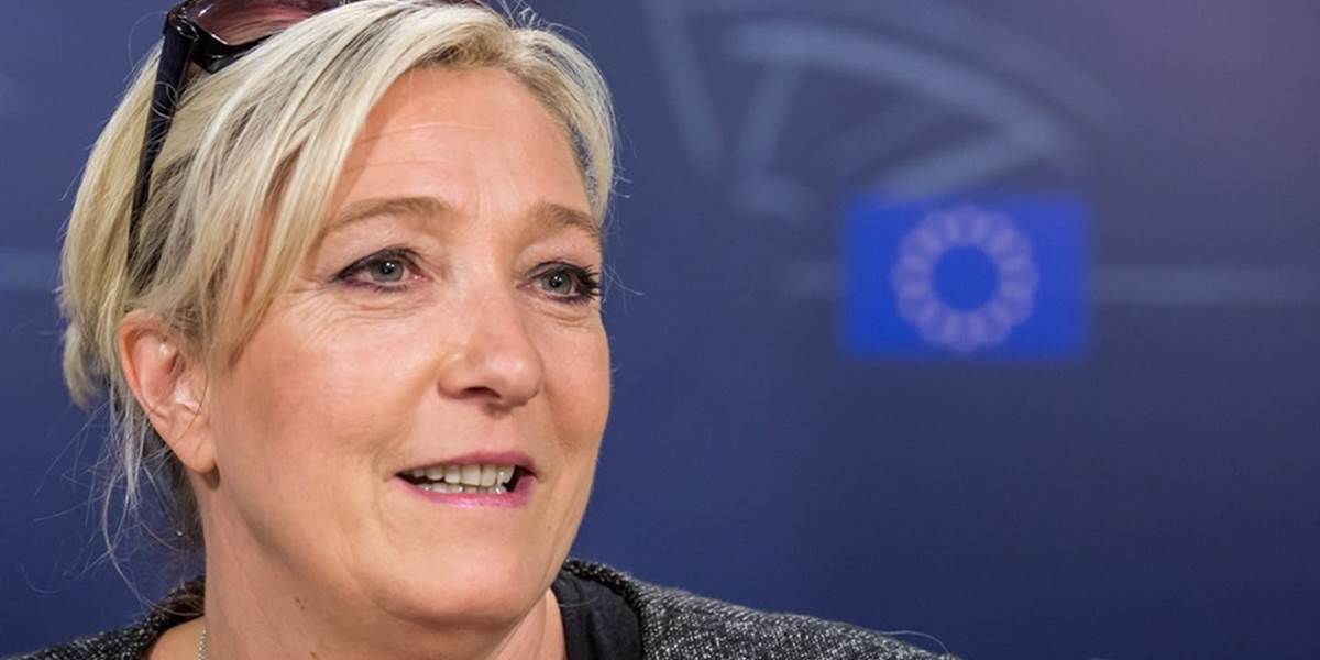 Le Penová viní Junckera, že má obrovskú moc, Farage ocenil jeho zmysel pre humor