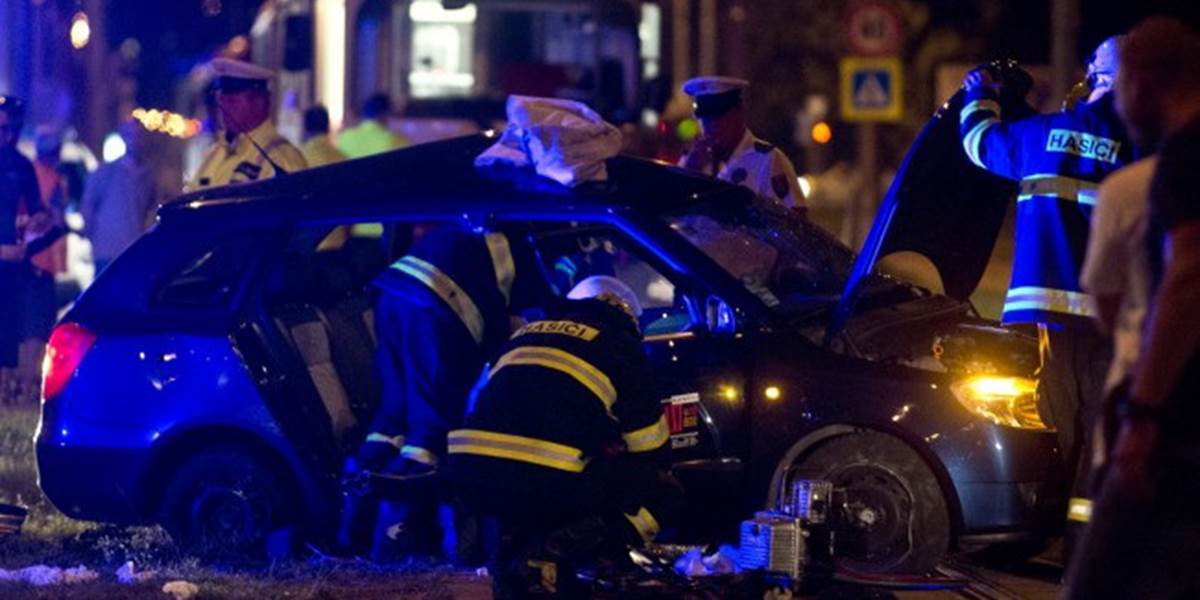 FOTO Nočná nehoda v Bratislave: Zrážka električky s taxíkom, dvaja zranení
