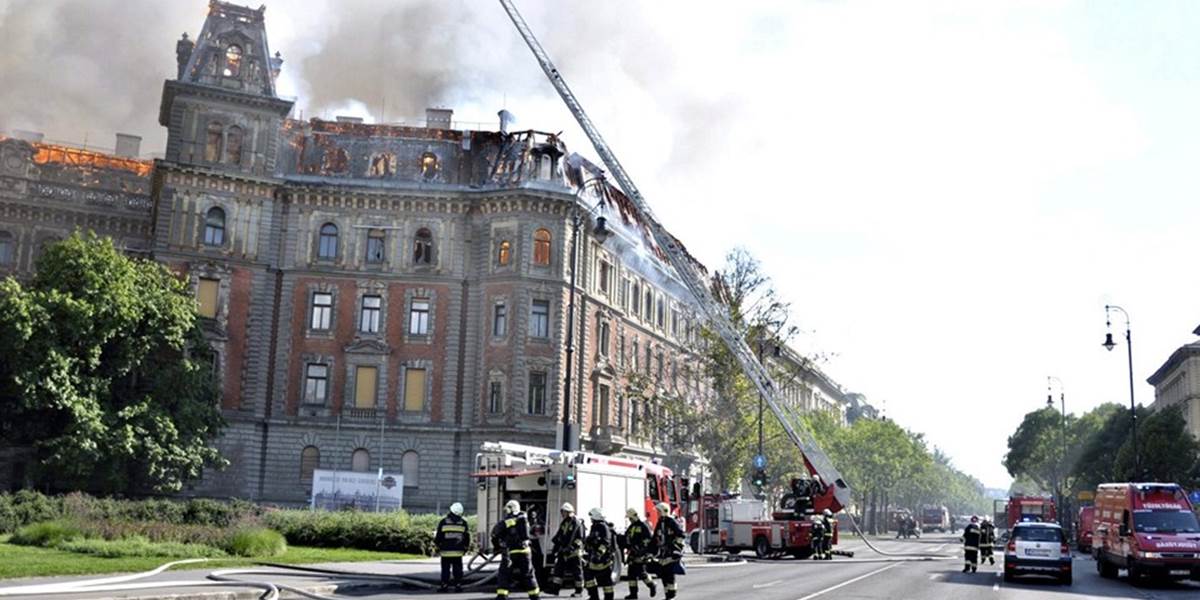 FOTO Požiar v centre Budapešti na známej Andrássyho triede, evakuovali 30 ľudí