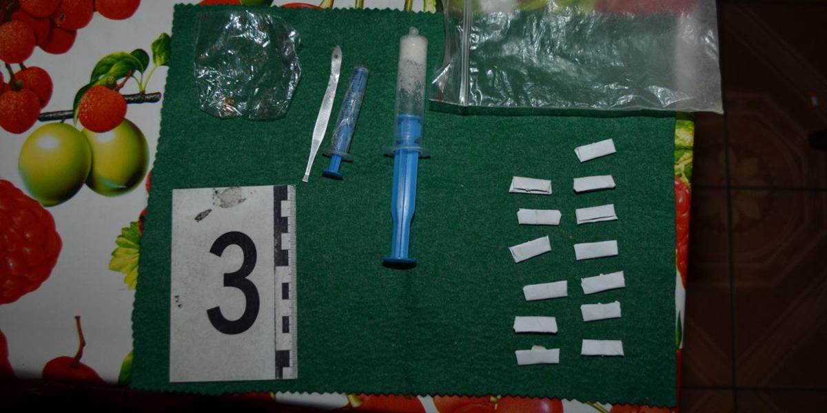 FOTO Pri domovej prehliadke v Seredi našli drogy, padlo jedno obvinenie
