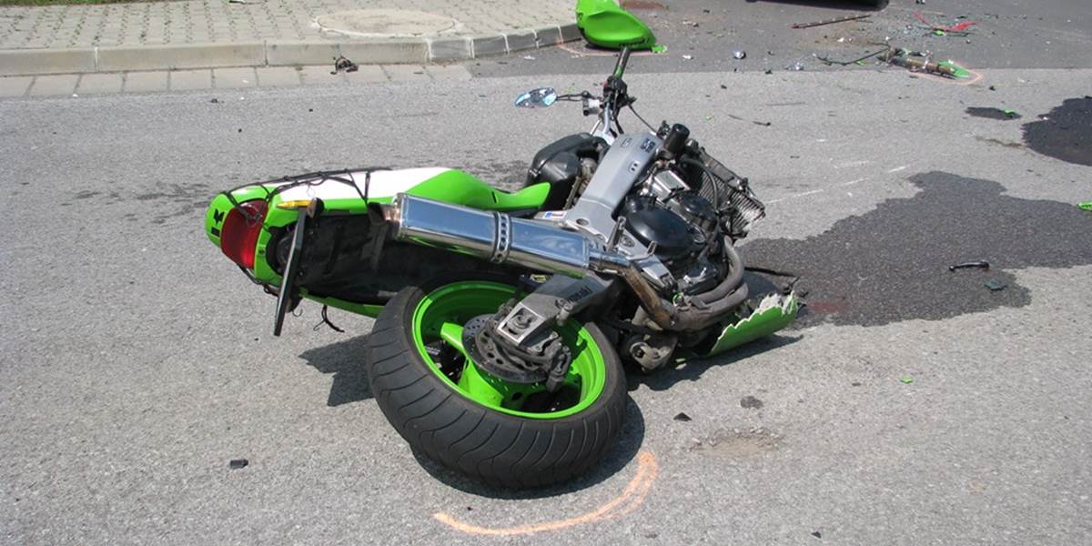 Tragická nehoda v Bratislave: Pri náraze do auta zomrel motocyklista!