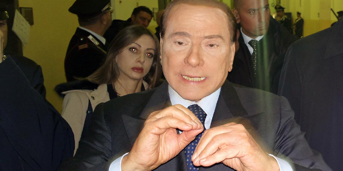 Silvio Berlusconi zostáva v nemocnici
