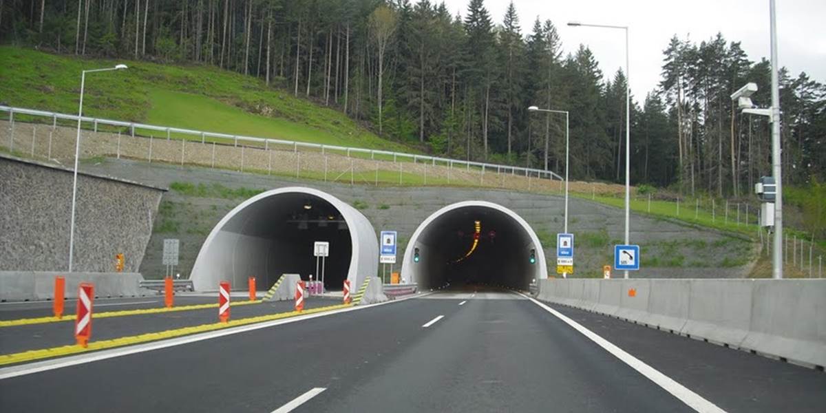 Vodiči pozor: Kvôli dopravnej nehode je uzavretá jedna rúra tunela Bôrik