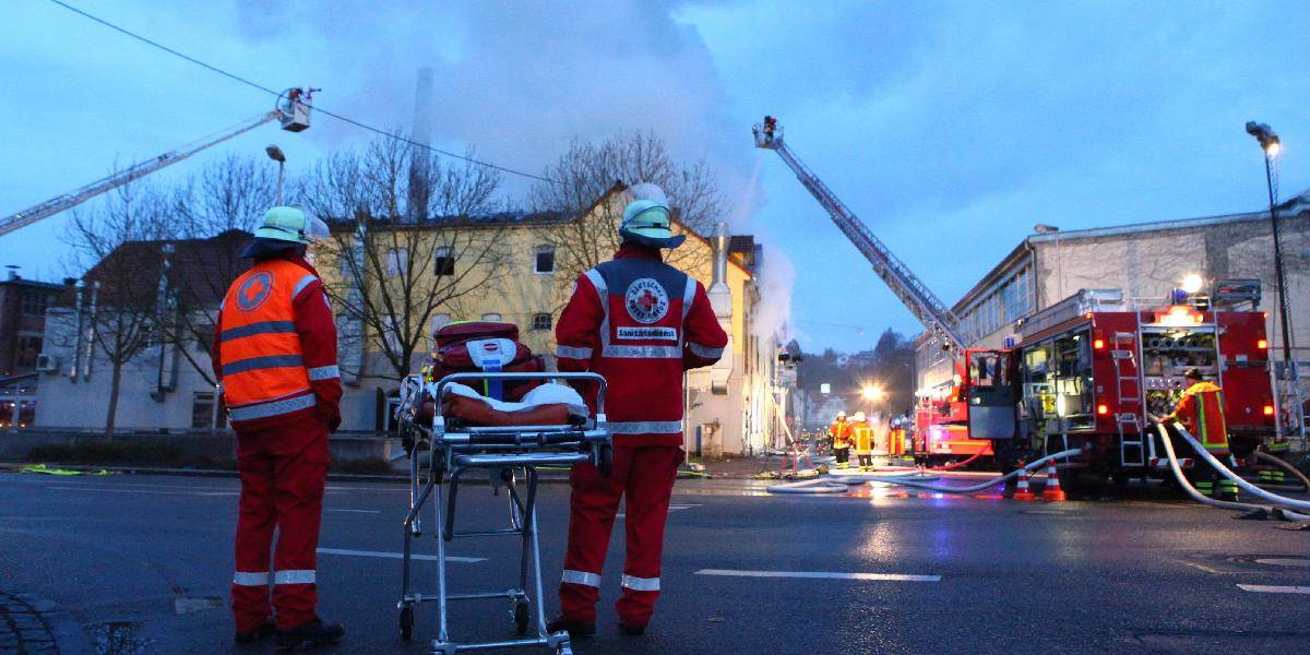Pri požiari obytného domu pri Stuttgarte zomrelo najmenej sedem ľudí