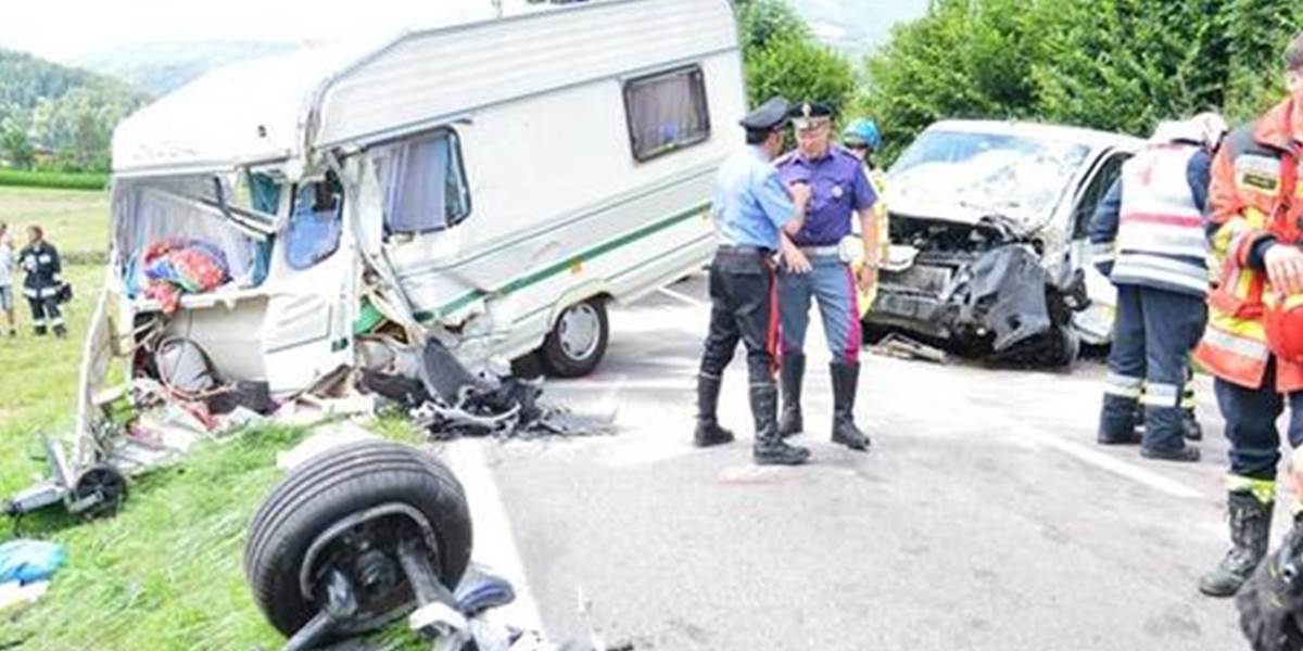 V južnom Tirolsku sa zrazil mikrobus a osobné vozidlo: Hlásia 15 zranených!