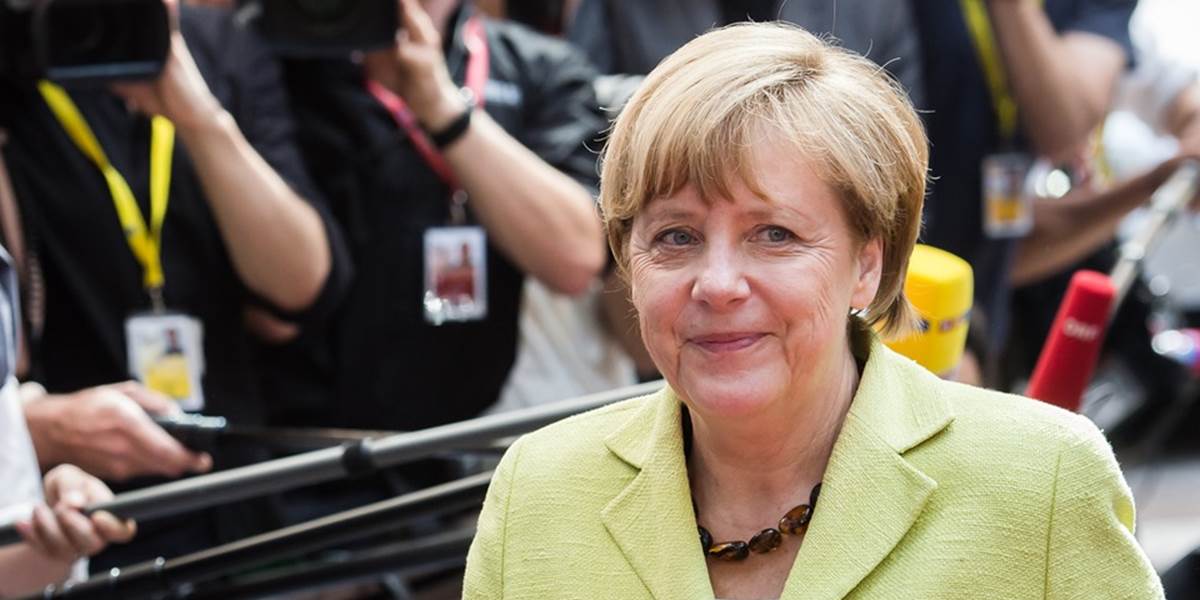 Figeľ na summite EĽS daroval Merkelovaj čokoládovú loptu k 60. narodeninám