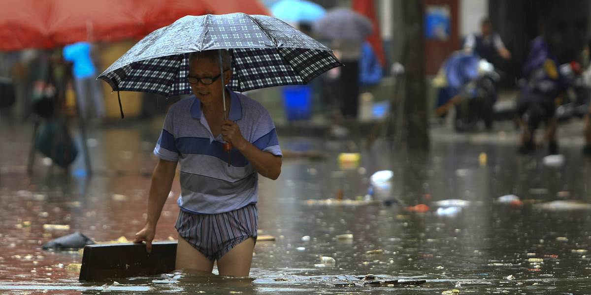Pri búrkach a povodniach prišlo v Číne o život najmenej 45 ľudí