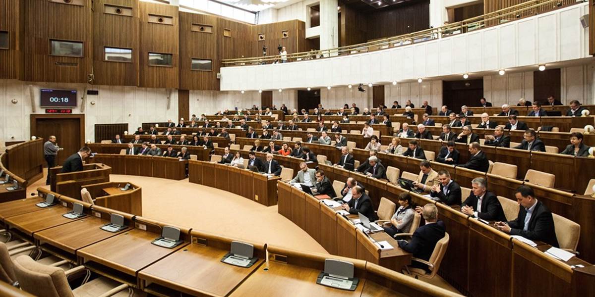 Poslanci od začiatku roka odsedeli v parlamente 50 dní
