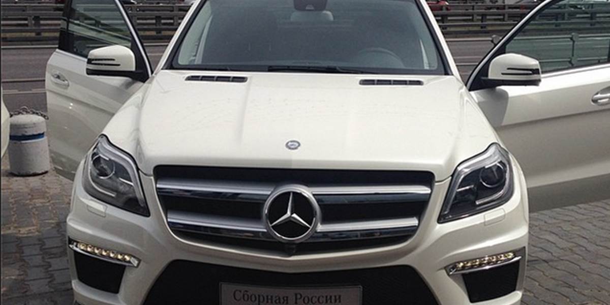 Putin daroval úradujúcim majstrom sveta luxusné automobily