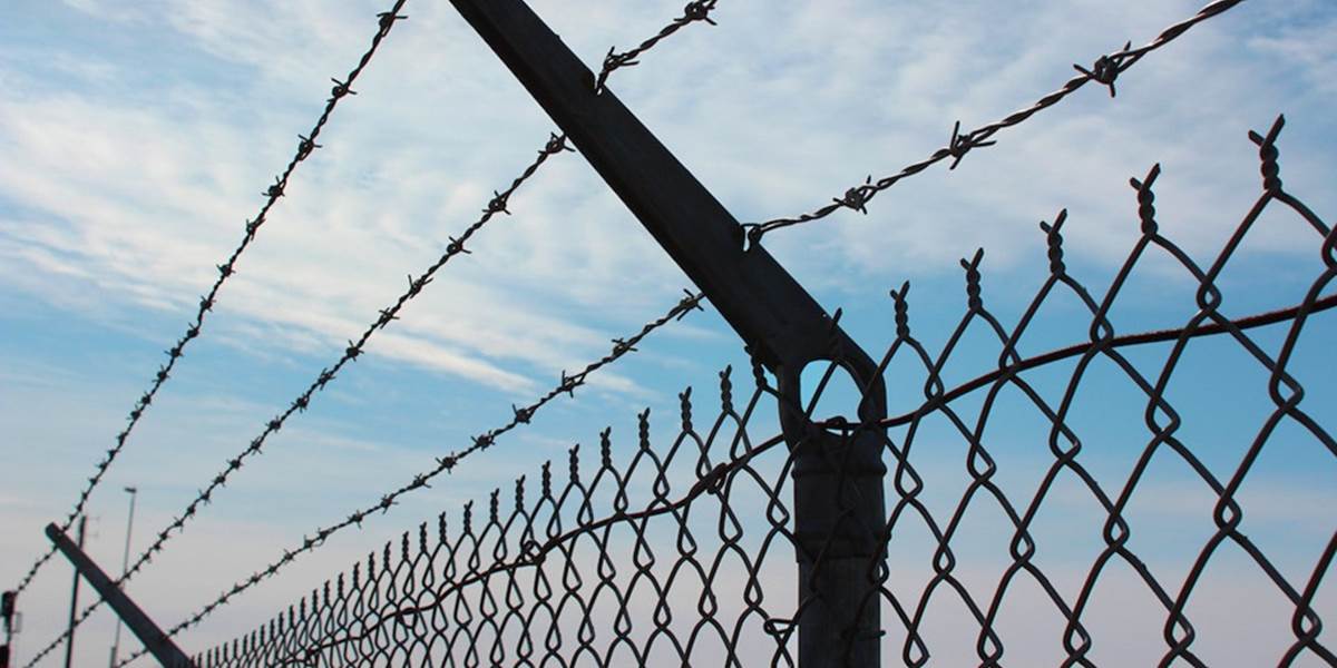 Na hranici medzi Bulharskom a Tureckom vyrástol plot s ostnatým drôtom