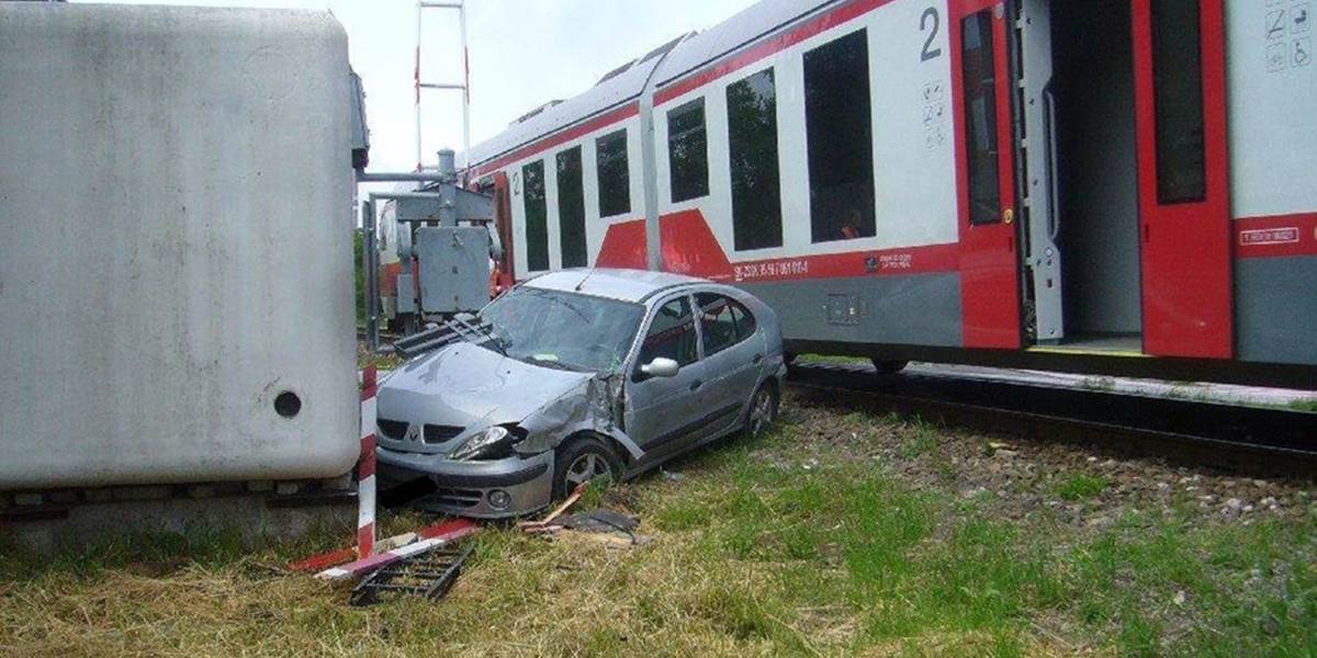 Nehoda v Bratislave: Pri Hradskej sa zrazil osobný vlak s autom