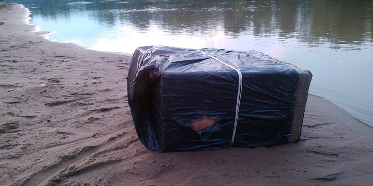 Na rieke našli plávať balík s neoznačenými cigaretami