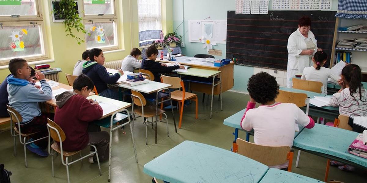 Na Slovensku sa ďalej vzdeláva menej učiteľov než inde