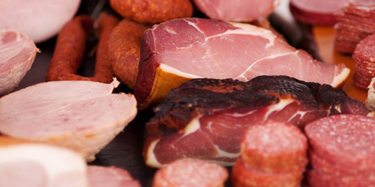 Mäsový výrobok môže predajca krájať podľa vyhlášky len bez obalu