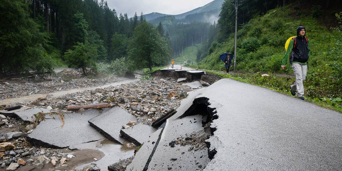 Slovensko zasiahli silné búrky: Na severe stúpajú hladiny riek!