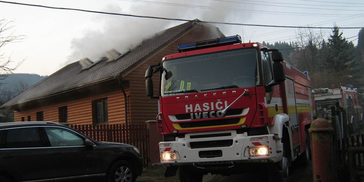 Blesk spôsobil požiar stodoly a rodinného domu