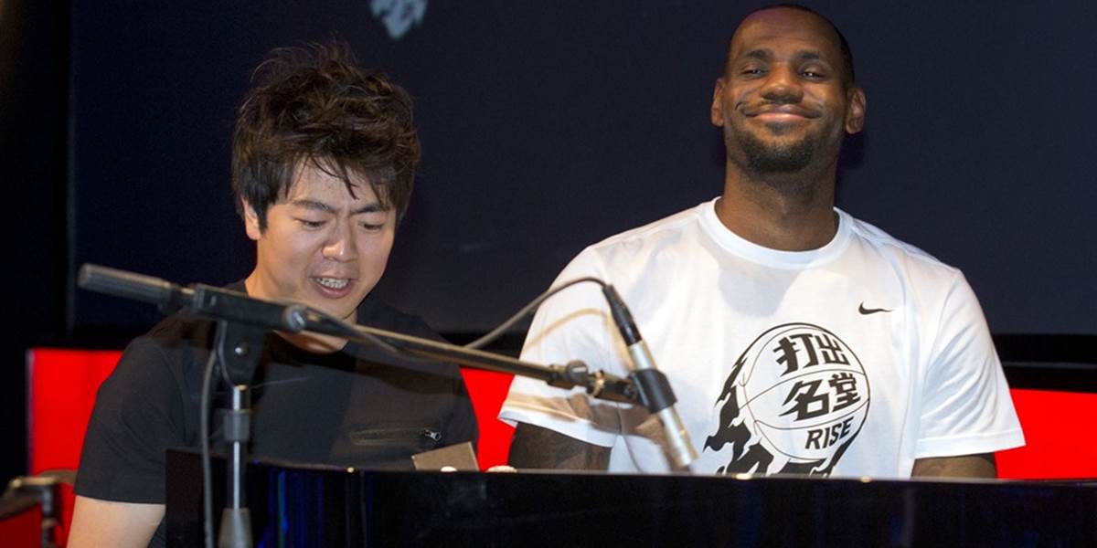 NBA: James na promoturné po Ázii, v Pekingu si zahral na klavíri