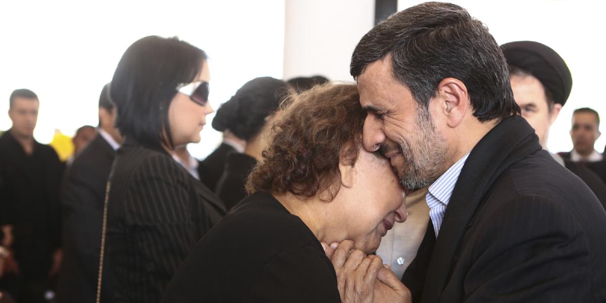 Ahmadínežáda kritizujú duchovní za objatie Chávezovej matky