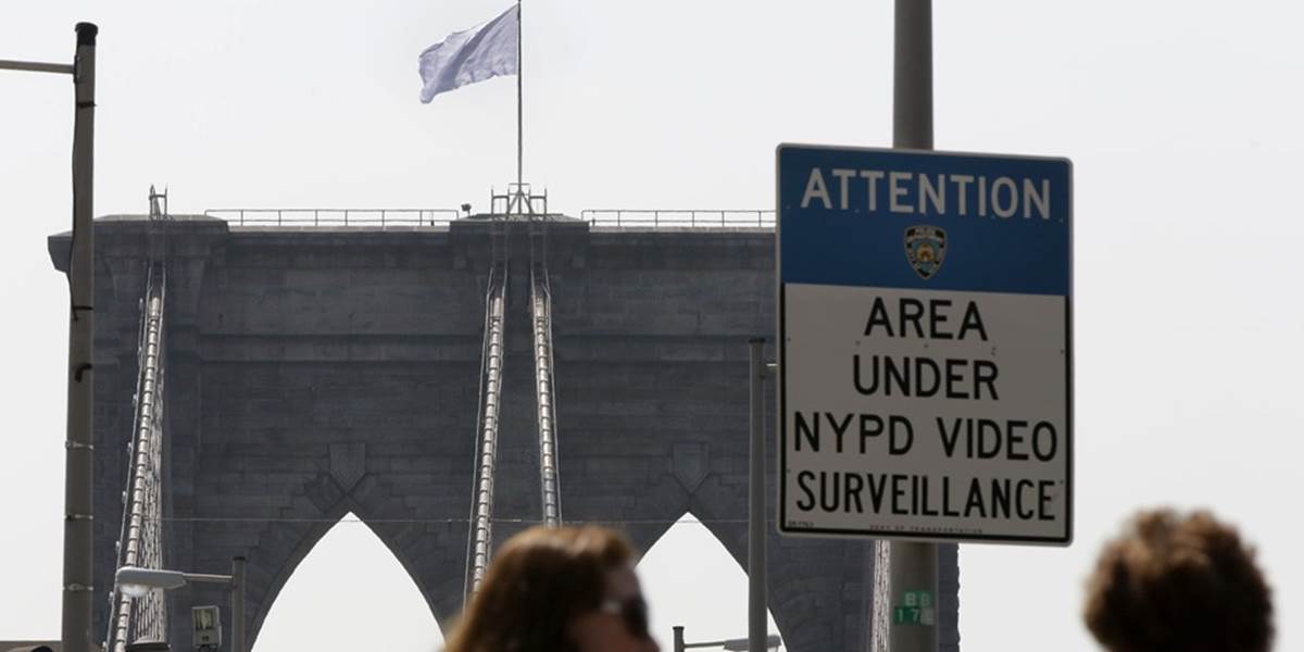 Americká polícia skúma, kto vymenil vlajky na stráženom Brooklynskom moste