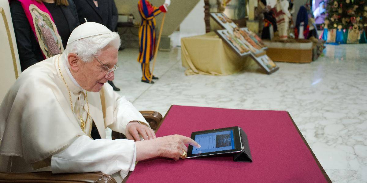 Benedikt XVI. sleduje konkláve z diaľky