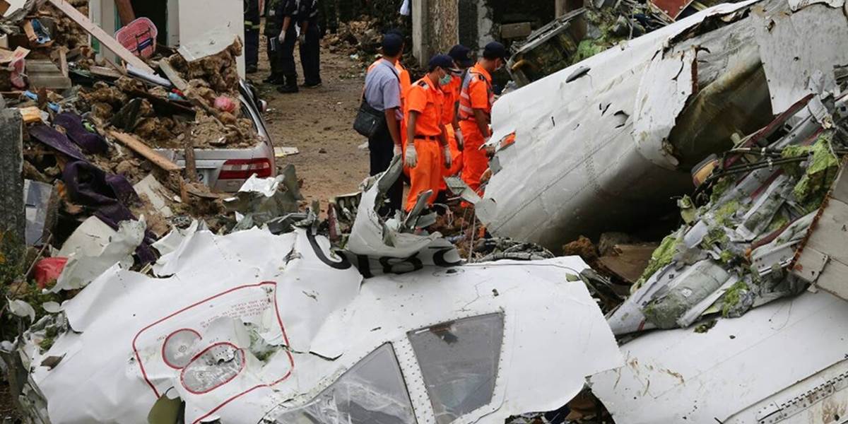 Identifikovali už viac ako desať obetí havárie lietadla na Taiwane