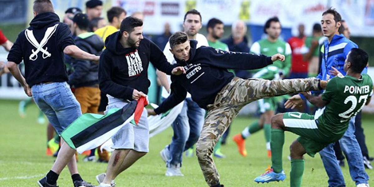 VIDEO Demonštranti vtrhli na ihrisko počas zápasu a začali mlátiť hráčom Maccabi Haifa!