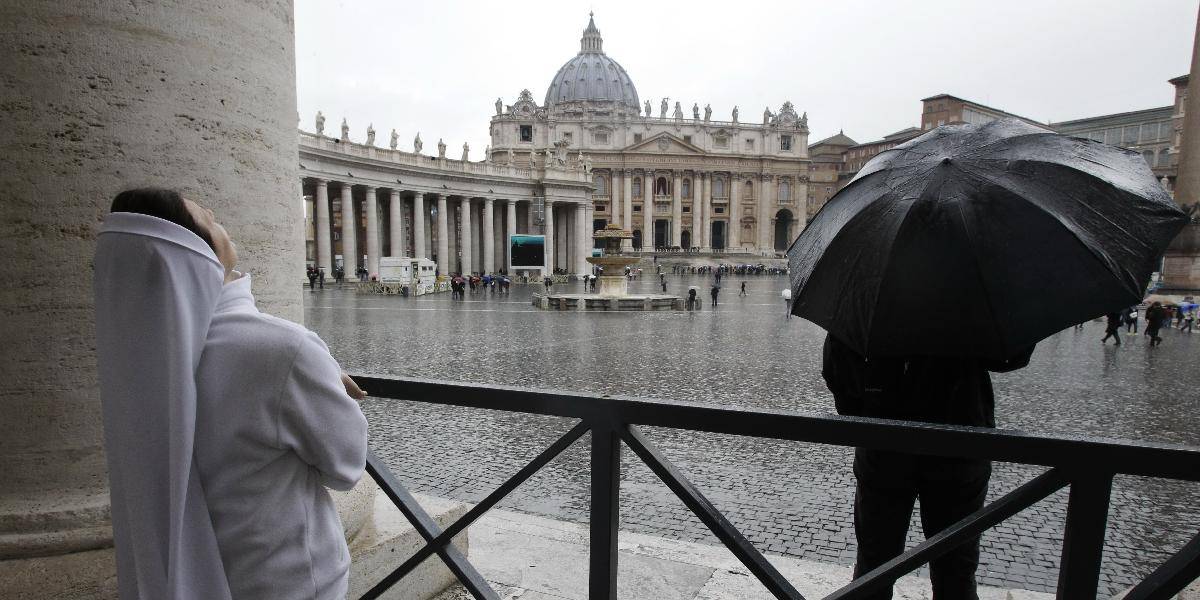 Kardináli sa dnes opäť pokúsia zvoliť pápeža