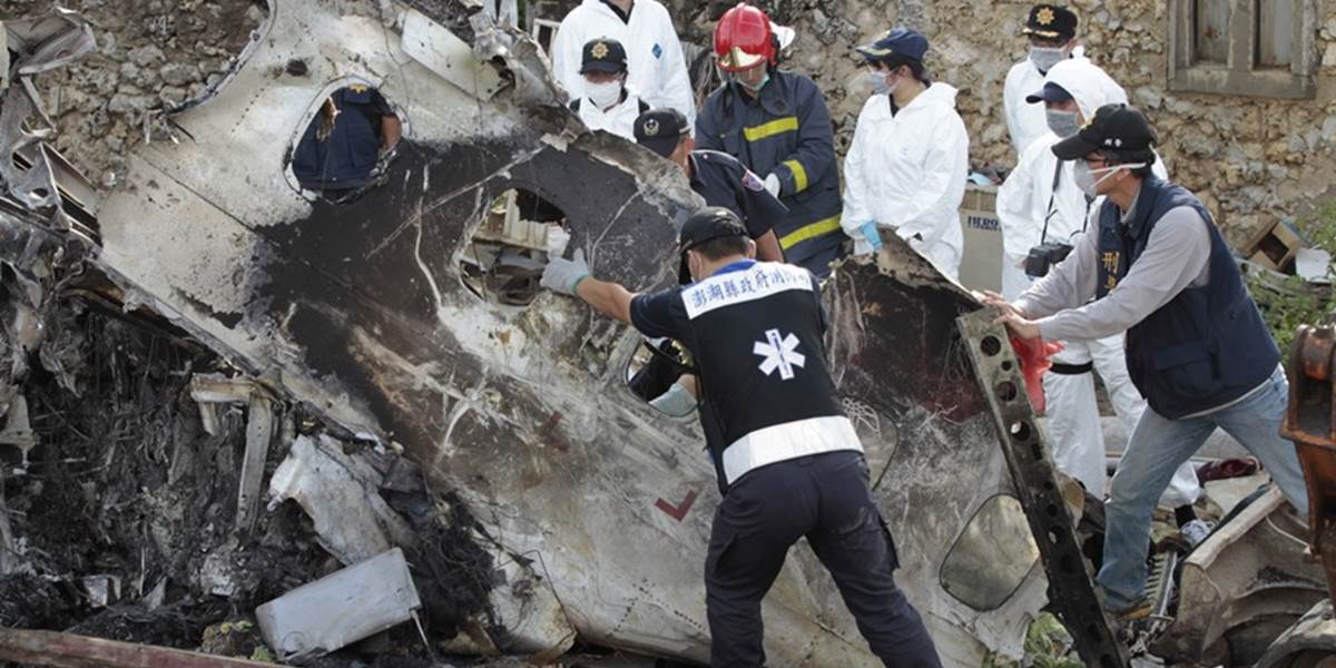 Vyšetrovatelia skúmajú trosky a čierne skrinky taiwanského lietadla