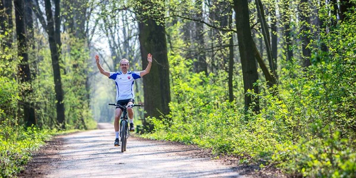 Šefanec vyrazil do Bruselu propagovať Slovensko na bicykli
