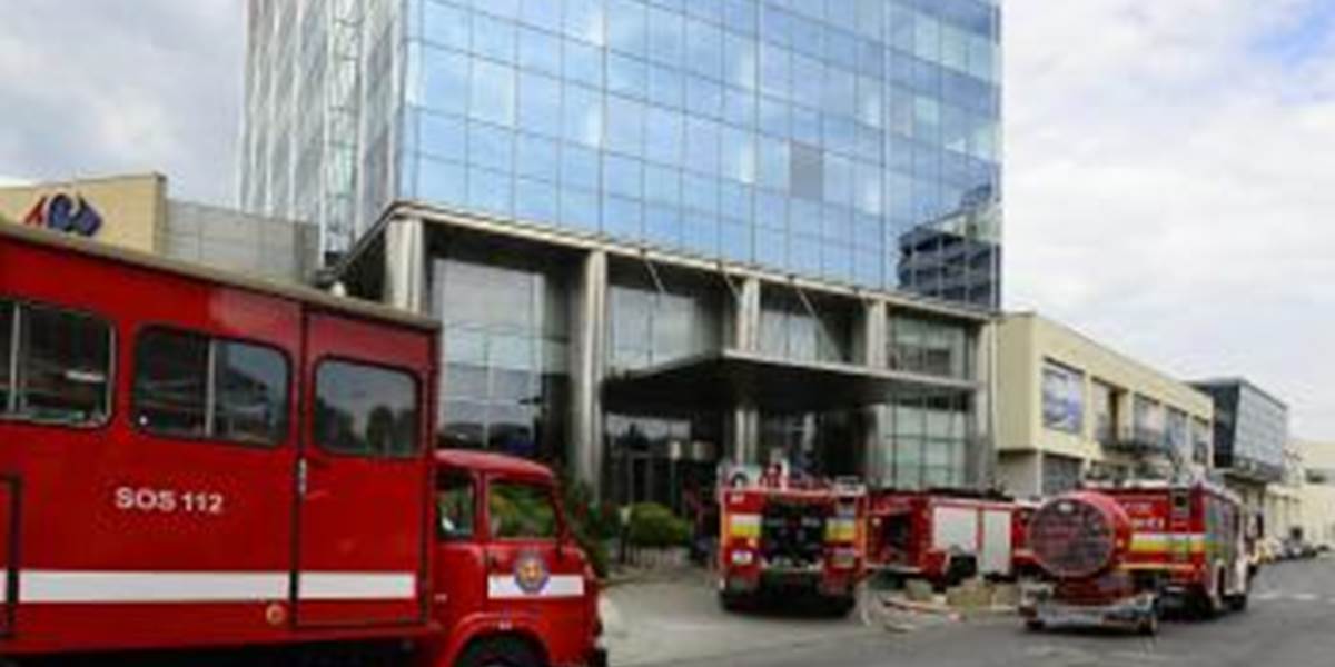 Požiar v Bratislave: Na Vajnorskej horela výšková budova nákupného centra Polus!