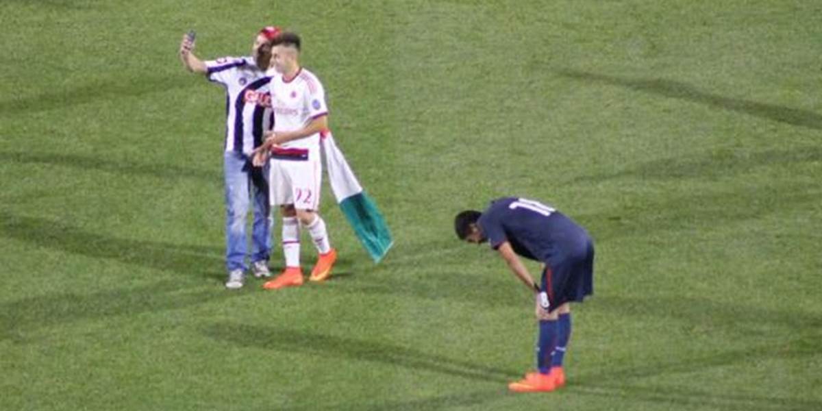 VIDEO Fanúšik prerušil zápas AC Milána: Urobil si selfie s El Shaarawym!