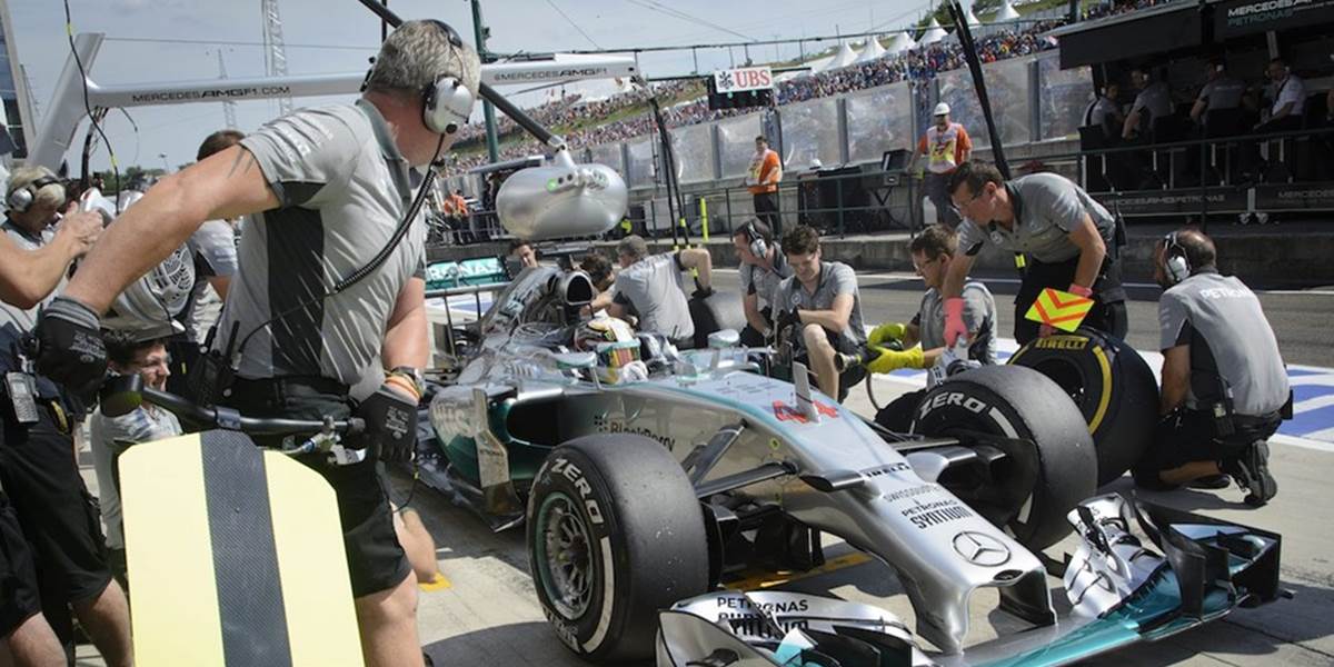 F1: Aj v záverečnom tréningu pred VC Maďarska double Mercedesu