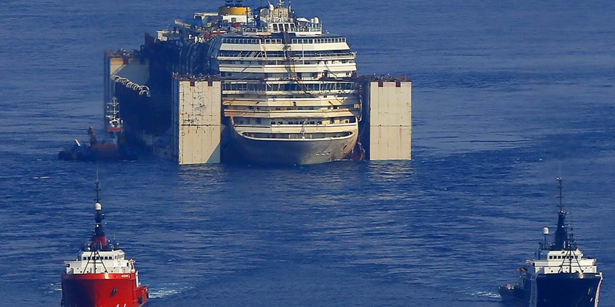 Costa Concordia zakotvila v Janove, začnú jej demontáž