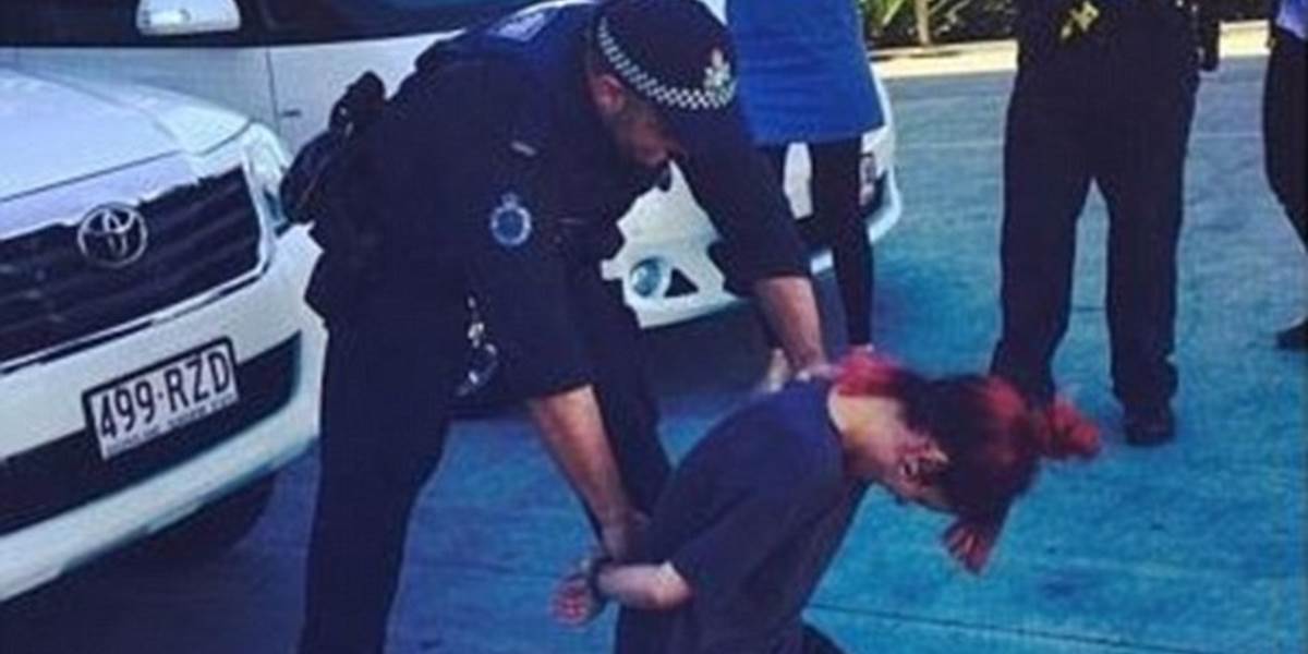 FOTO Speváčku Lily Allen zatkli policajti, teraz majú problém!