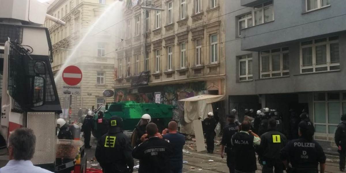 FOTO Veľká akcia vo Viedni: Dom obsadený pankáčmi vypratávalo 1700 policajtov