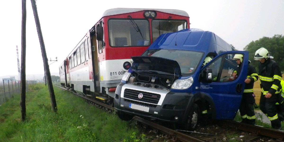 Dodávka sa zrazila s vlakom, nikto nebol zranený