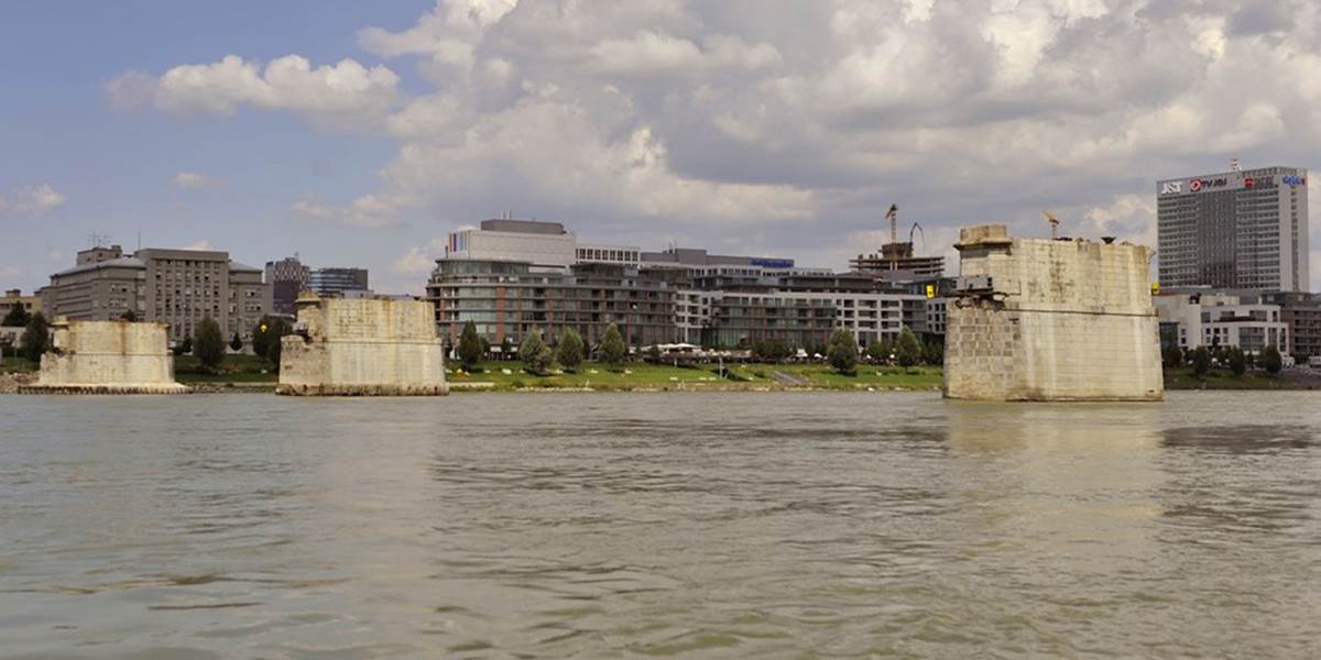 Pod hladinou Dunaja našli 4 podozrivé predmety, jeden môže byť mína