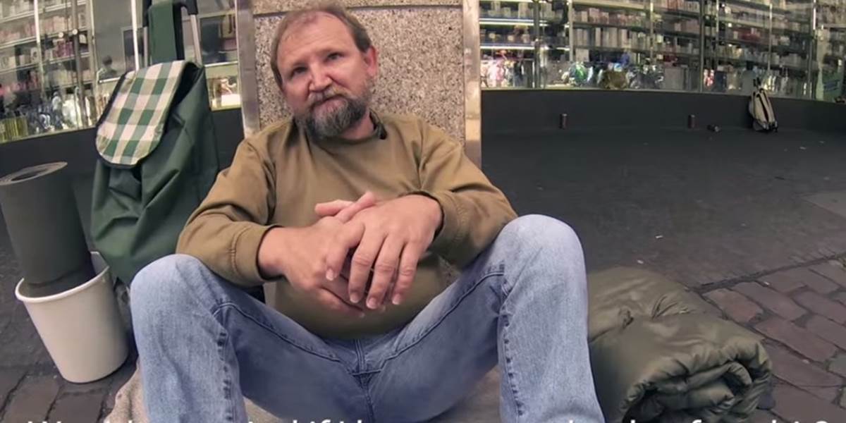 Dojemné VIDEO: Traja cudzinci potešili bezdomovca!