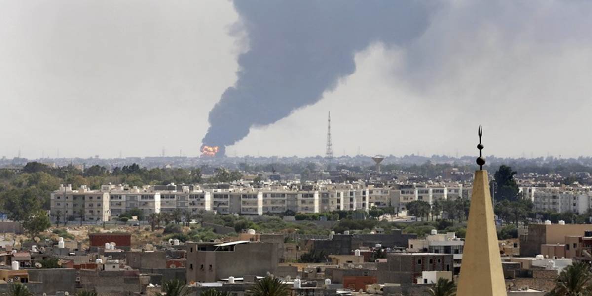 Boje a požiar v Tripolise vyhnali z domovov tisíce ľudí
