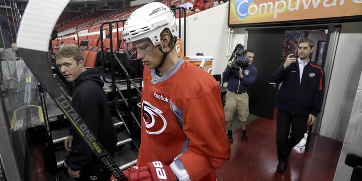 NHL: Eric Staal podstúpil operáciu, začiatok sezóny stihne