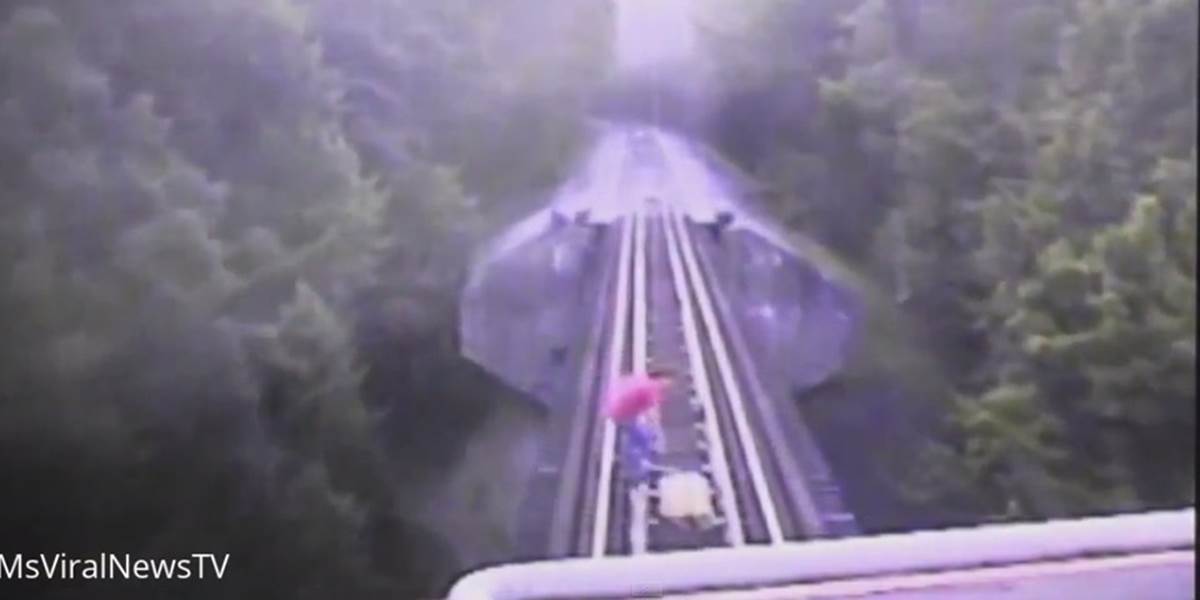 VIDEO Mali obrovské šťastie: Dve ženy prešiel vlak s uhlím, nič sa im nestalo!