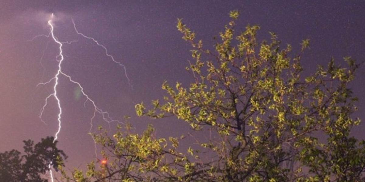 Meteorológovia varujú pred búrkami na západe Slovenska!