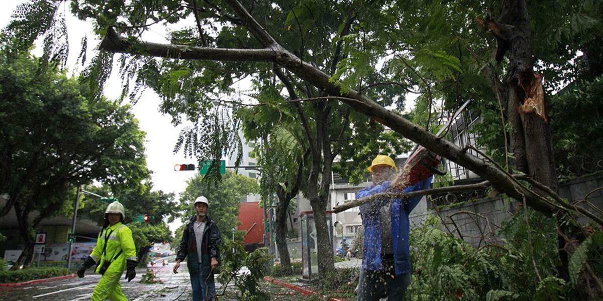 Juh Japonska sa pripravuje na príchod tajfúnu Nakri
