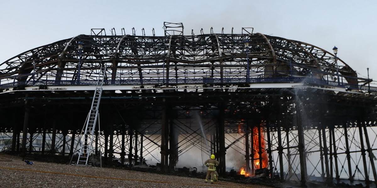 VIDEO Historické návštevné mólo Eastbourne postihol rozsiahly požiar