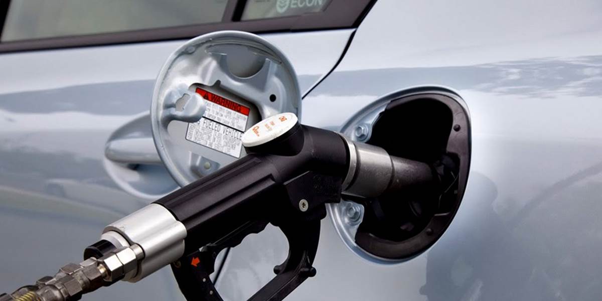 Ceny benzínov a nafty neustále klesajú