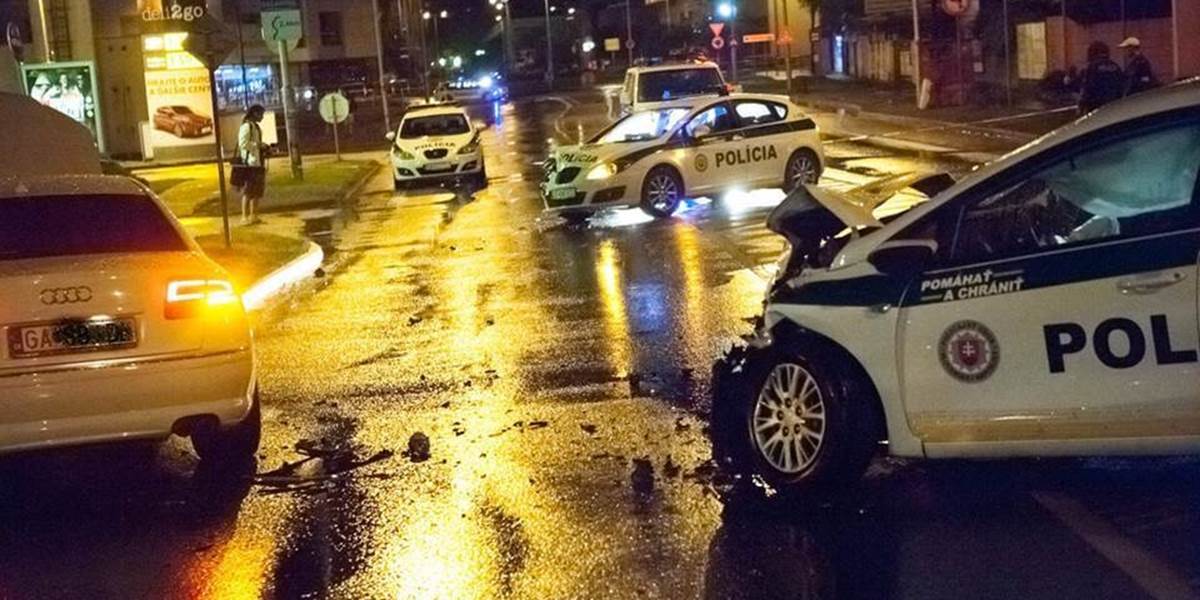 Vodiča, ktorý vrazil do dvoch policajných áut v Galante už obvinili!
