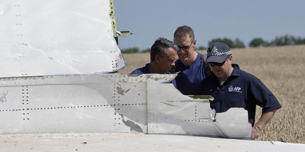 Experti na Ukrajine prehľadávali miesto pádu lietadla napriek novým bojom: Našli ďalšie ľudské pozostatky!