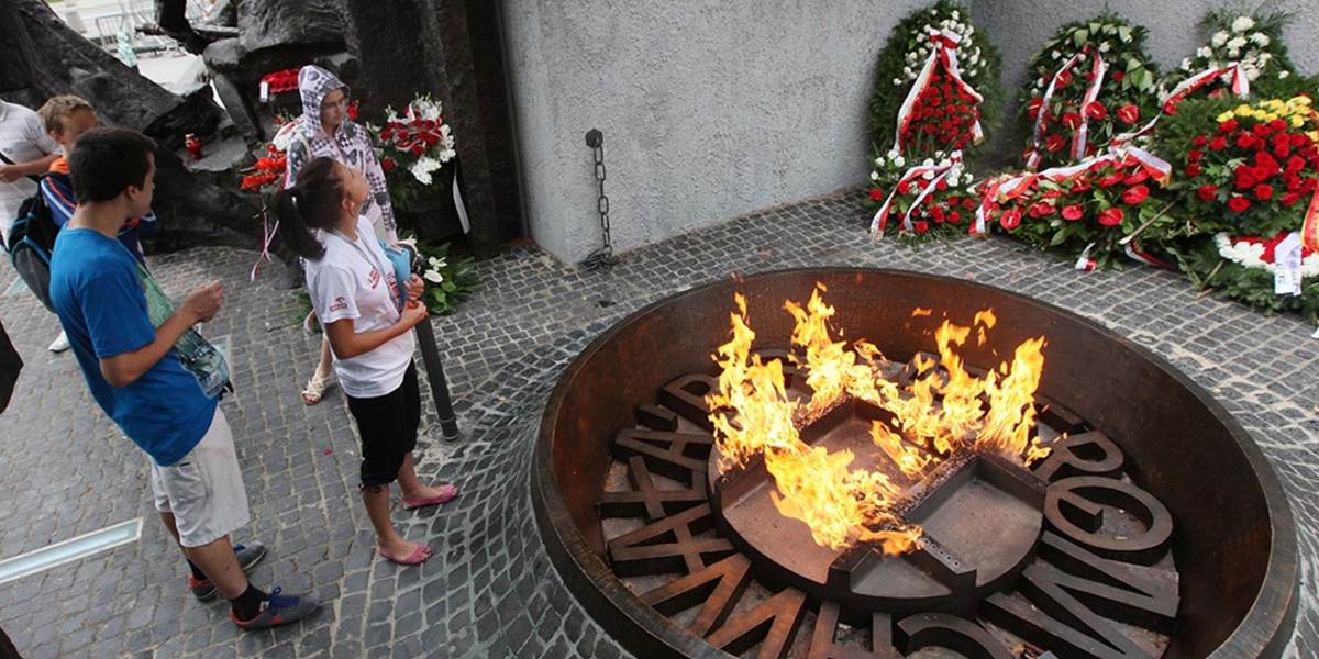Tisíce ľudí v Poľsku si tichom uctili padlých vo Varšavskom povstaní