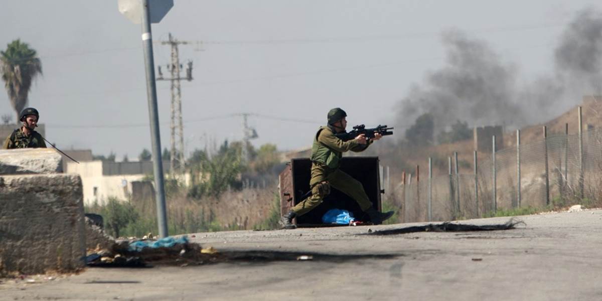 Izrael pátra po nezvestnom vojakovi a pokračuje v bombardovaní Gazy