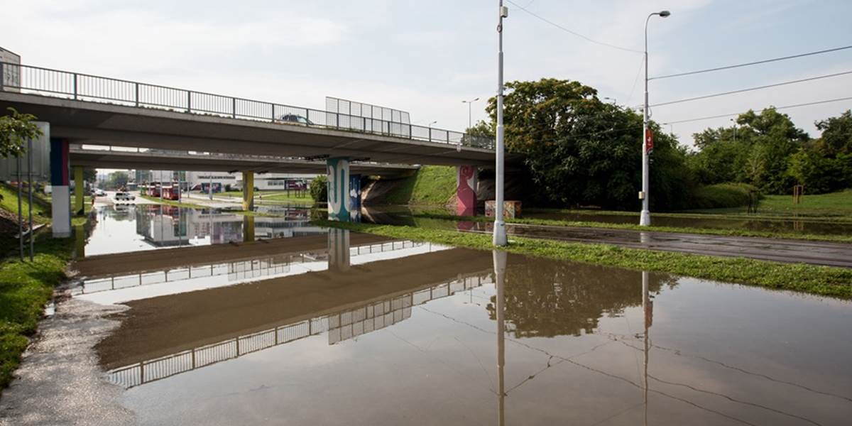 Bratislava po nedeľňajšom daždi stále odstraňuje z ciest bahno a počíta škody